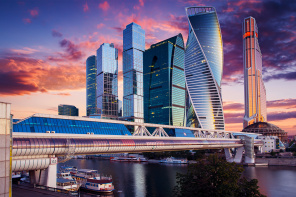 Вид на Москва-Сити и пешеходный мост