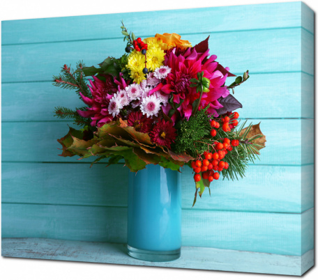 Яркий набор летних цветов в вазе
