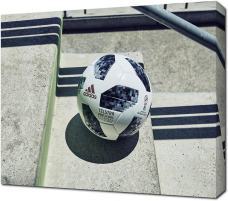 Футбольный мяч на ступенях