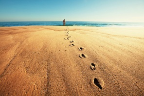Пляж Серенити и следы на песке