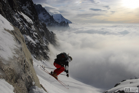 Лыжник спускается с горы