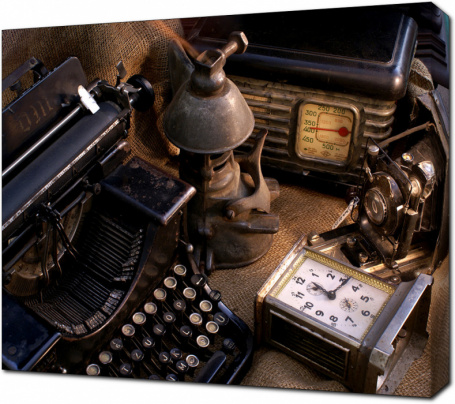 Натюрморт со старой камерой, радио и печатной машинкой