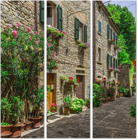 Итальянская улица вдоль каменного домика