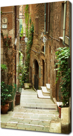 Улочка со ступеньками в Тоскане. Италия