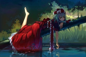 Девушка лежит на дереве над водой