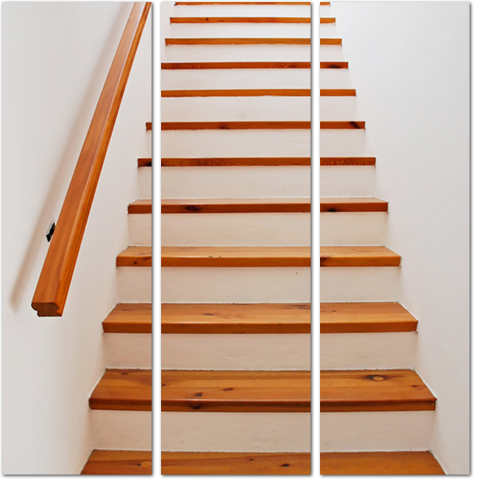 Лестница вверх с деревянными ступеньками