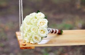 Букет белых роз на качелях