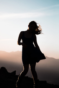 Девушка танцует на горе