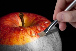 Раскрашивание черно-белого яблока
