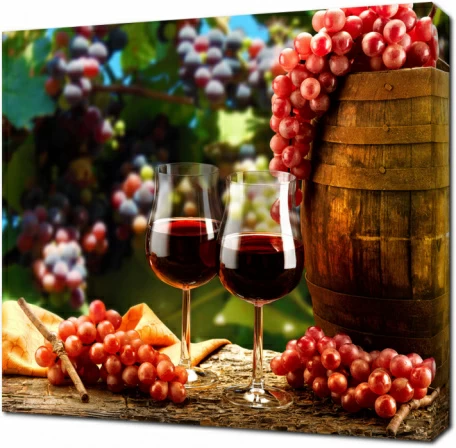 Бокалы с вином на фоне виноградника