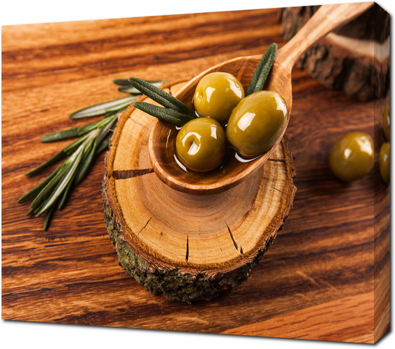 Оливки на деревянной ложке