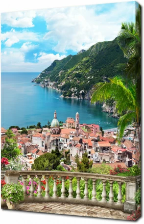 Старинный балкон с видом на город и море