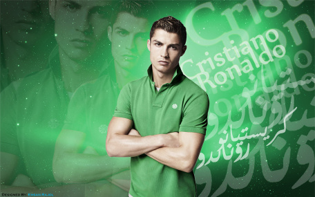 Футболист Криштиану Роналдо на зеленом фоне
