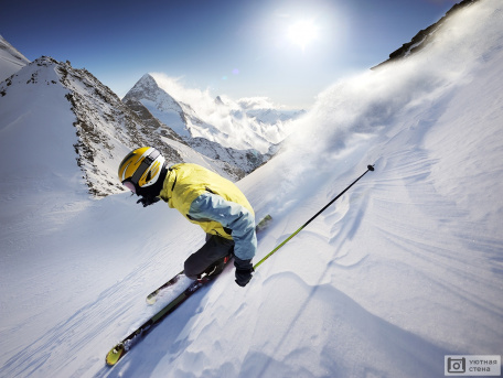 Лыжник съезжает с высокой горы