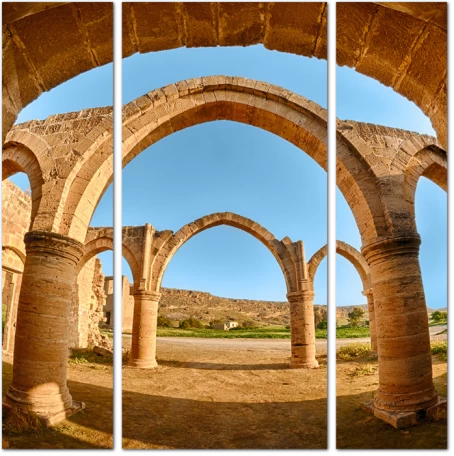 Арки и колонны в храме Агиос-Созоменос, Кипр