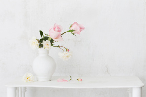Нежные розы в белой вазе