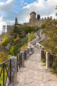 Узкая дорожка к замку в Сан-Марино