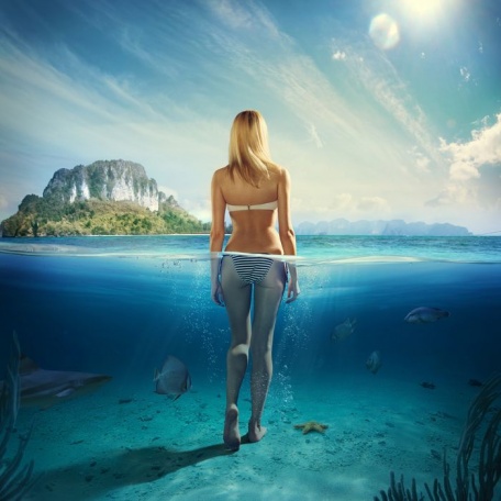 Девушка в синей воде моря
