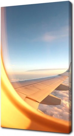 Крыло самолета из иллюминатора
