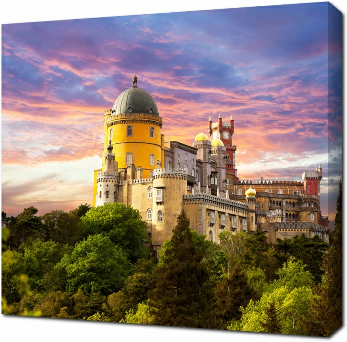 Разноцветные башни Паласио-да-Пена в красивых тонах, Португалия