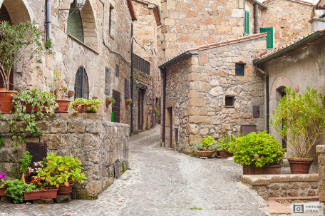 Старая улица в городе Сорано, Италия