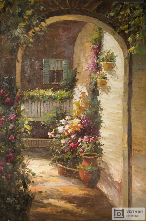 Арка во дворе с цветами