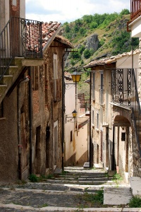 Древние стены в Абруццо. Италия