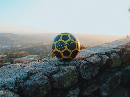 Мяч на фоне города