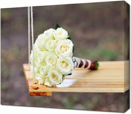 Букет белых роз на качелях