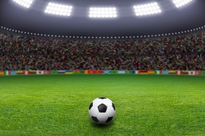 Футбольный мяч на зеленом стадионе. Иллюстрация