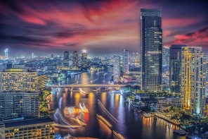 Разноцветные огни ночного Бангкока. Таиланд