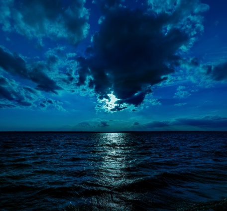 Глубокая синева ночного неба