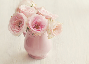 Розовые пионы в фарфоровой вазе