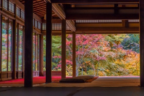 Веранда храма в осеннем парке Киото. Япония