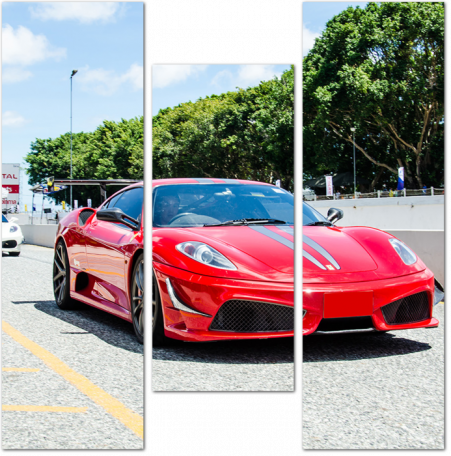 Красный Ferrari на дороге