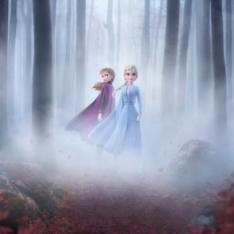 Сестры Анна и Эльза в тумане