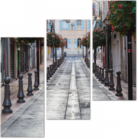 Узкая улица в старом городе Антиб во Франции
