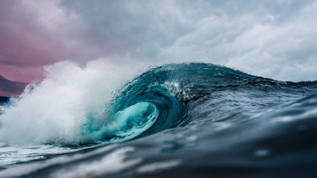 Огромные волны океана