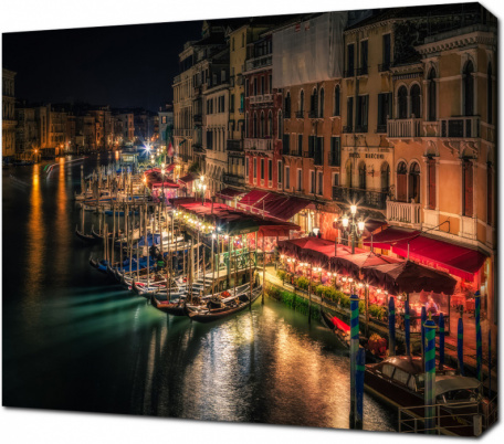 Причал с лодками у кафе в Венеции. Италия