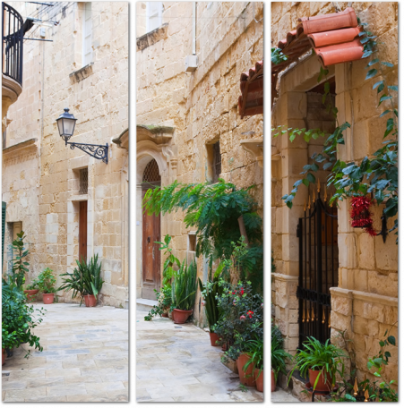 Старые узкие улицы города Биргу. Мальта