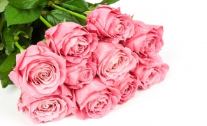 Розовые розы в букете