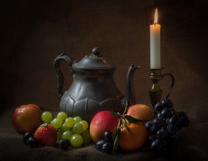 Старый чайник и свеча с фруктами