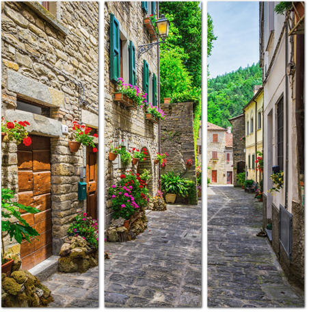 Украшенная цветами итальянская улочка Тосканы