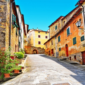 Узкий переулок со старыми зданиями в итальянском городе