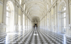Зал королевского дворца Венария в Турине. Италия