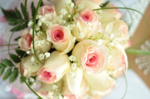 Букет бело-розовых роз