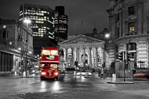 Красный автобус на фоне Королевской Биржи Лондона