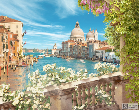 Балкон с цветами и видом на Венецию