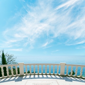 Белый балкон с видом на море