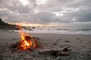 Костер на песчаном берегу